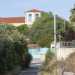 Una volta scesi ci imbattiamo nel casino della masseria: un elegante edificio con il tetto rosso a falde spioventi che ha avuto sicuramente pi fortuna del fabbricato principale. La Villa infatti  stata recuperata 
e adibita a locale serale e ospita da tempo la discoteca Mulata